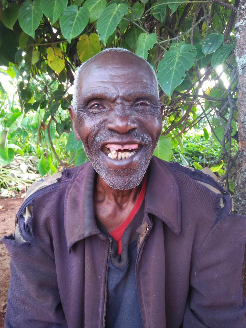 Kenyan man is treated for cataracts by Operation Eyesight
