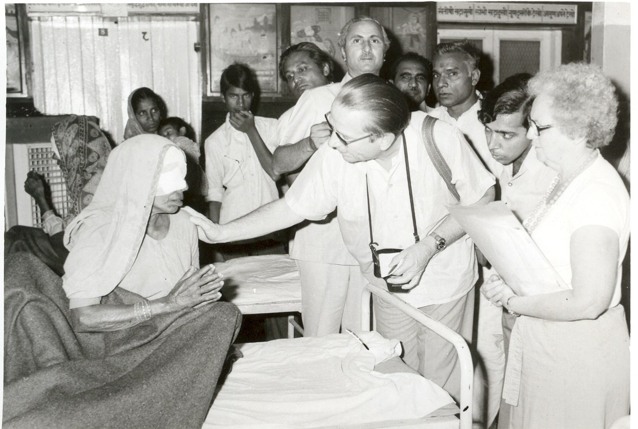 Photo of Art Jenkyns talking to a senior women who went through an eye surgery.|Art Jenkyns