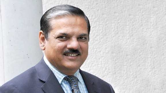 Portrait of Babar Qureshi|Male patient being examined by an eye doctor with a slit-lamp (a specialized magnifying microscope)